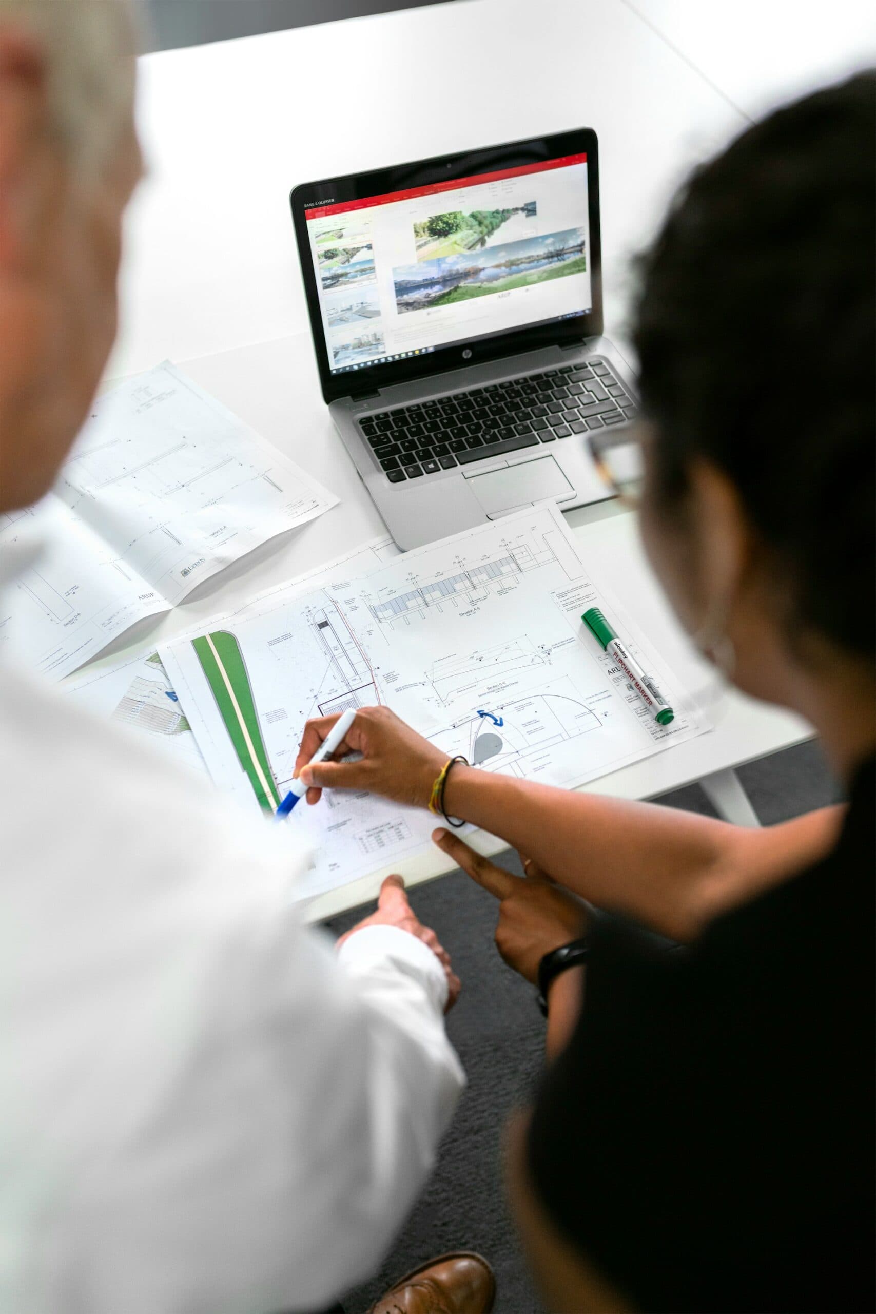 Civiel ontwerpers bespreken technische tekeningen