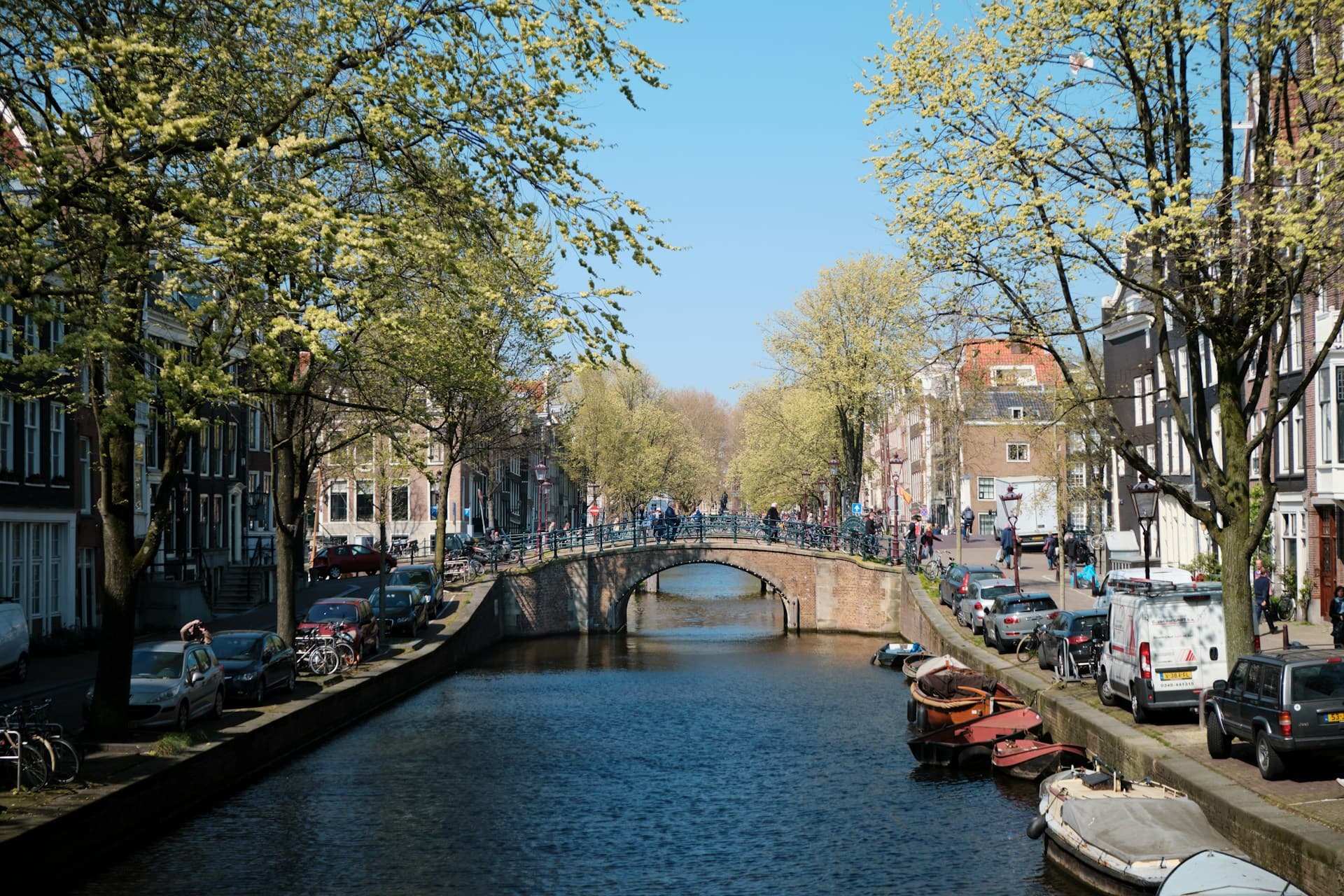 Gemeentelijke brug over een gracht in Amsterdam