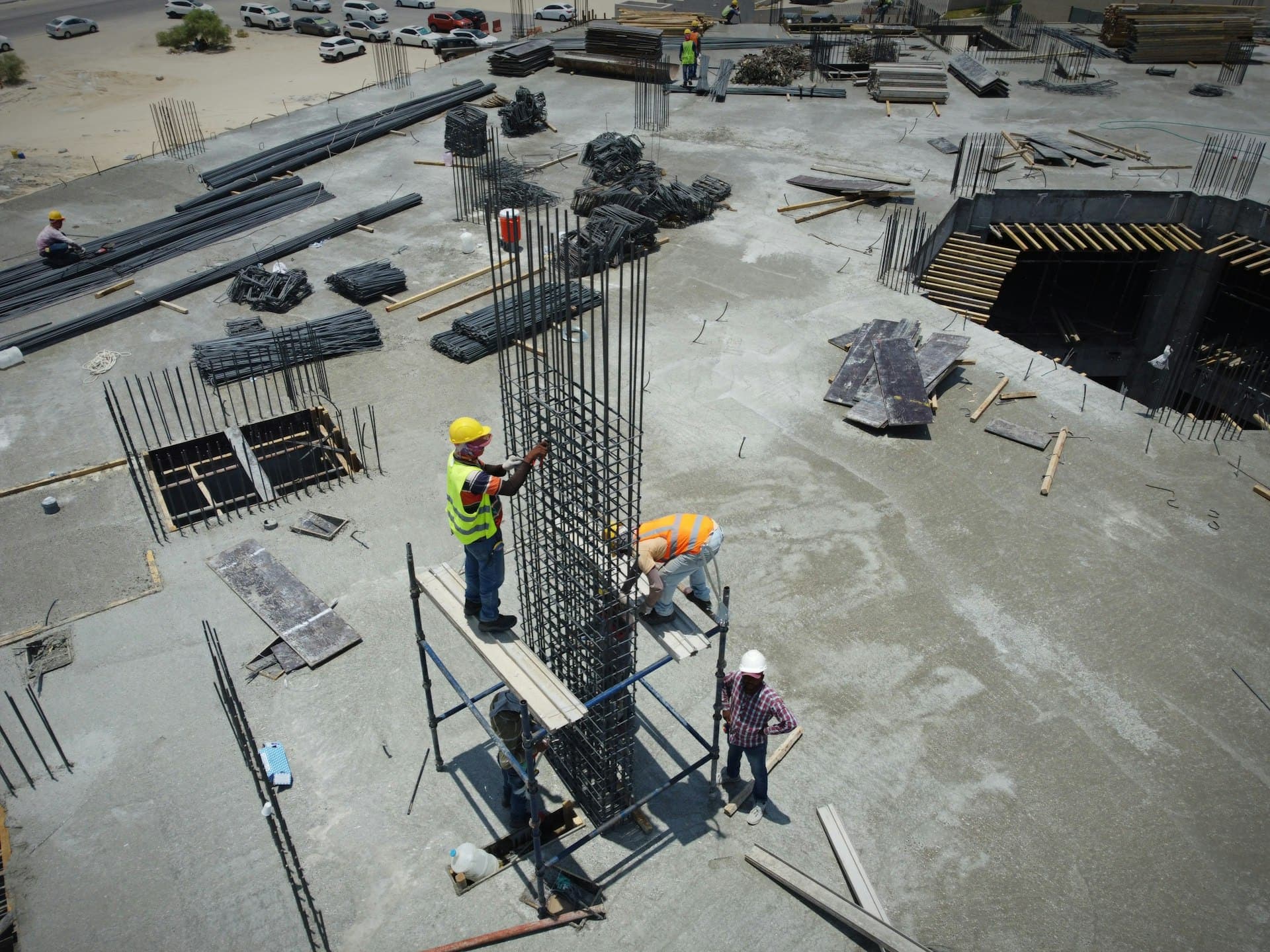 Professionals aan het werk op een grote bouwplaats