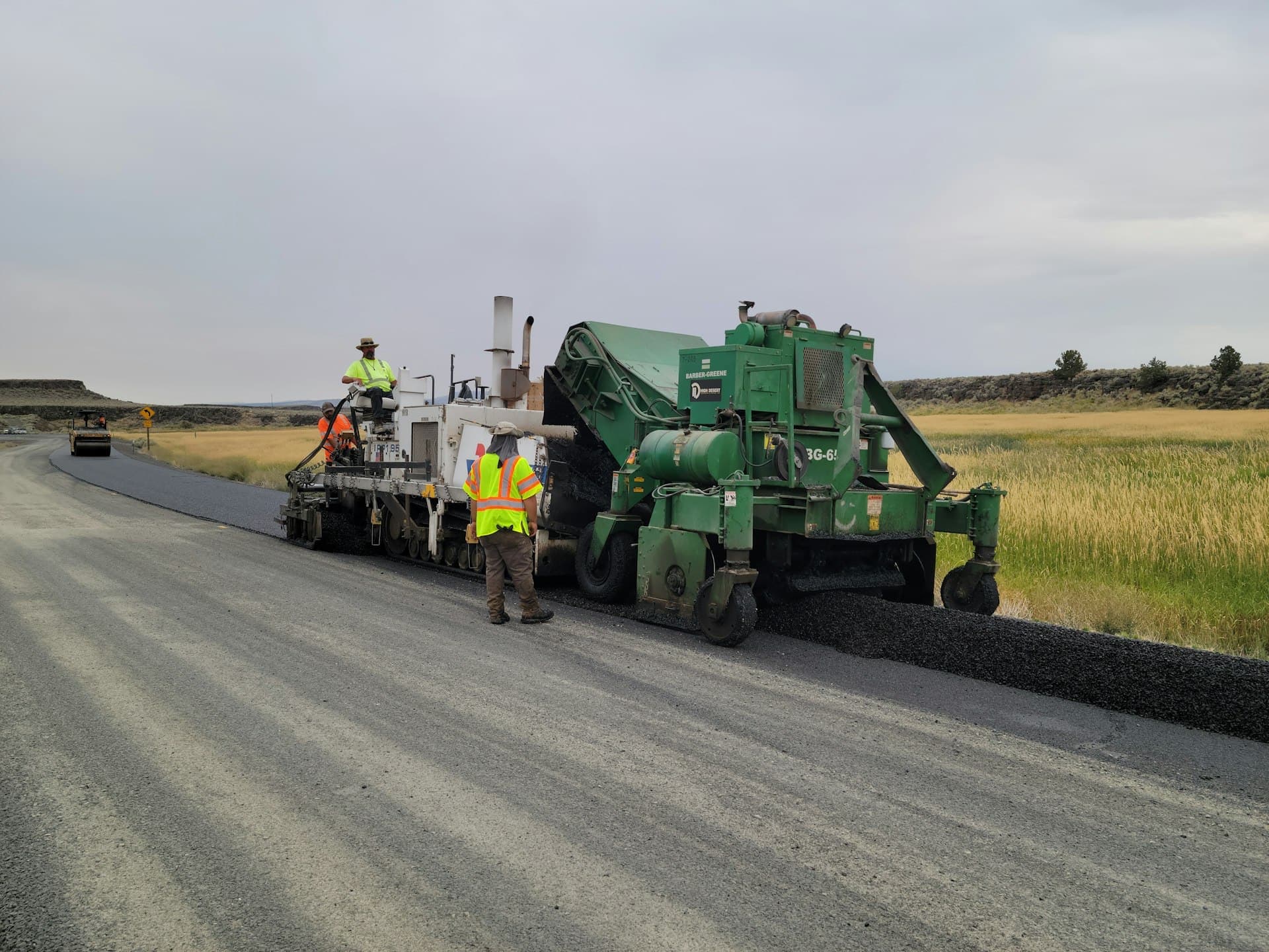 Wegenbouwers aan het werk langs een landelijke weg