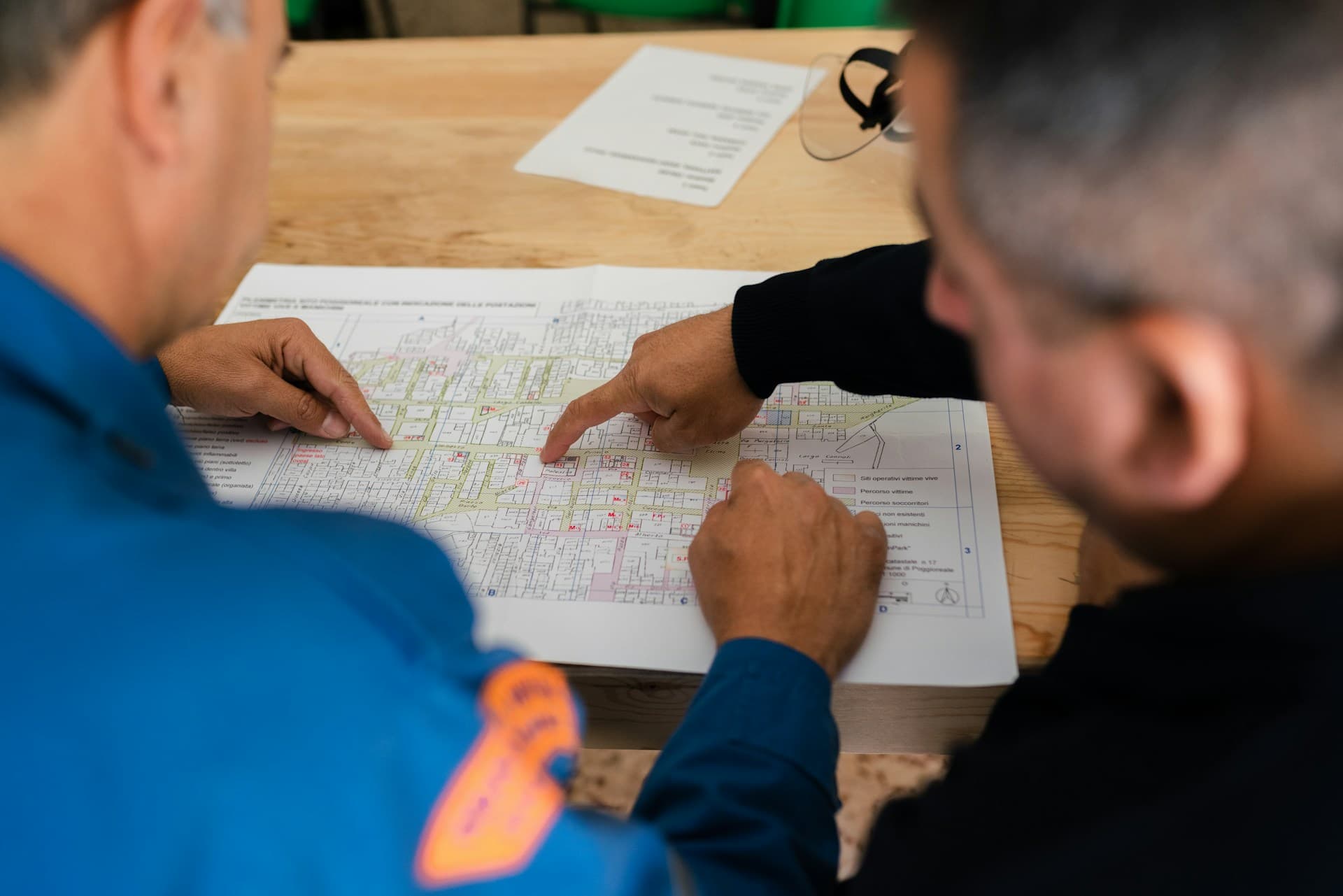 Professionals bespreken een plankaart van de omgeving