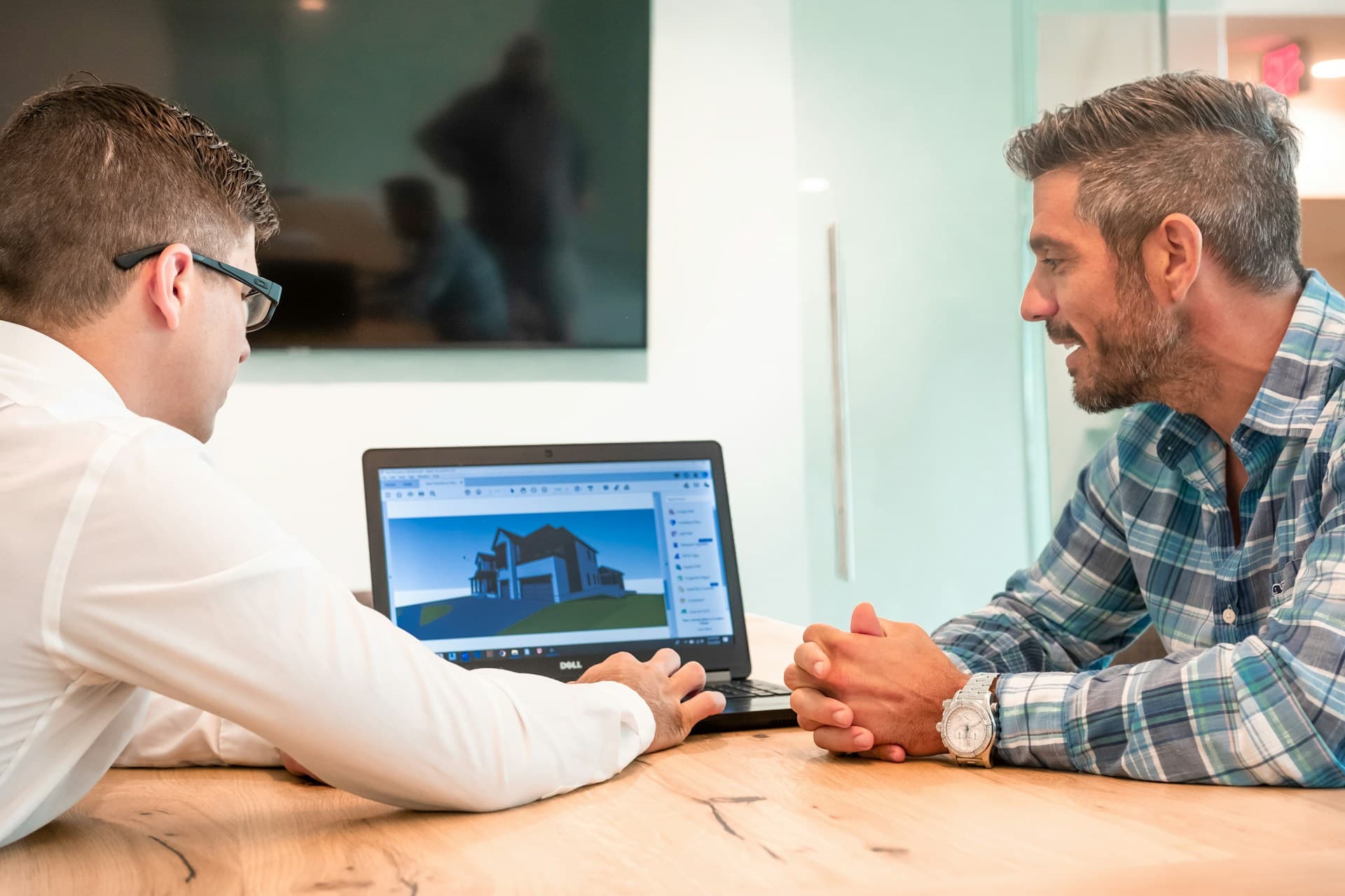 Overleg over contract en planning aan tafel